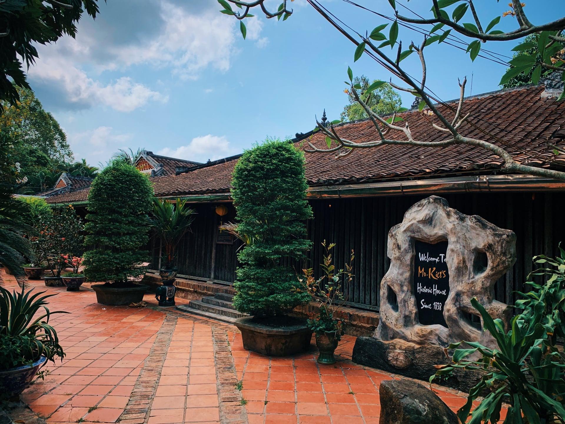 Sân gạch tàu & bia di tích UNESCO